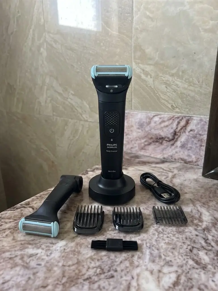 Philips Norelco Bodygroom Series 7000 BG749050 full body groomer package